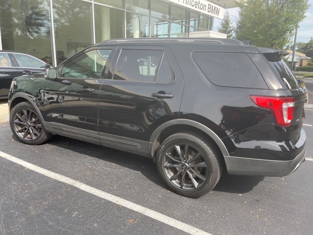 2017 Ford Explorer XLT Sport photo 2