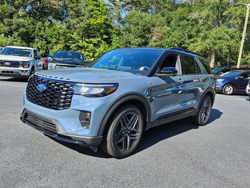 2025 Ford Explorer ST-Line photo 2