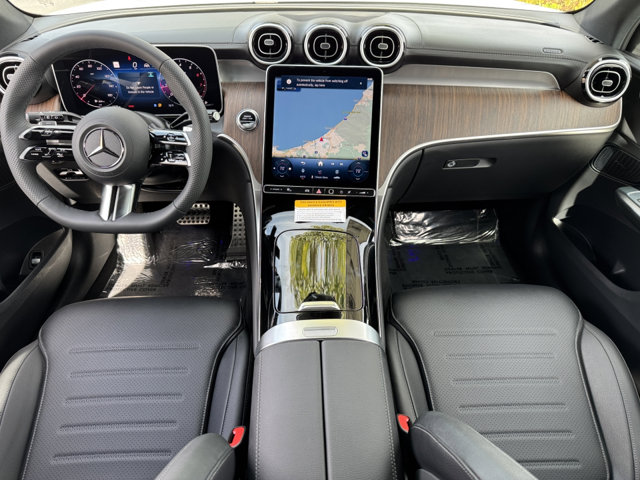 2025 Mercedes Benz GLC 300 photo 4