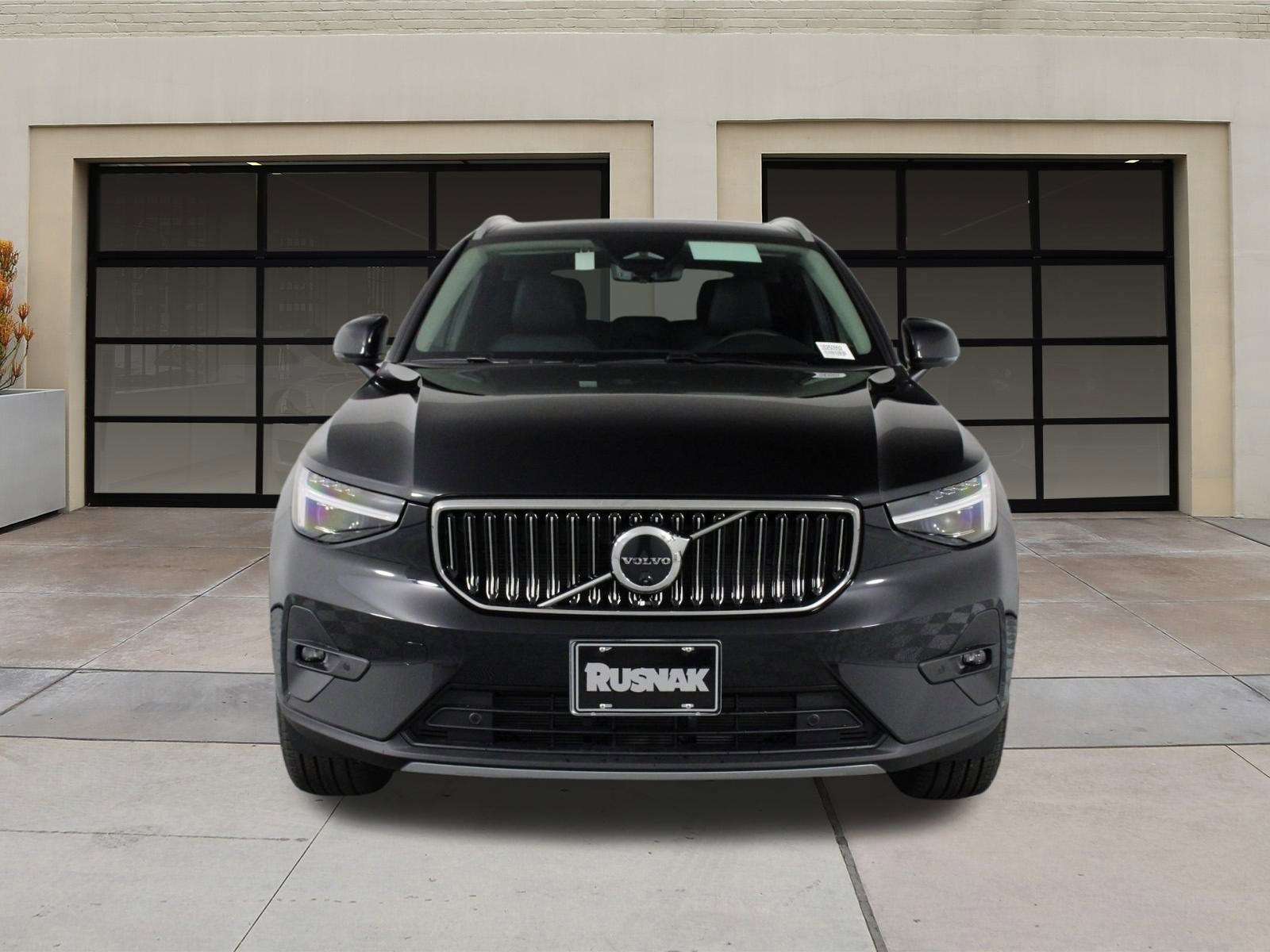 2025 Volvo XC40 photo 2