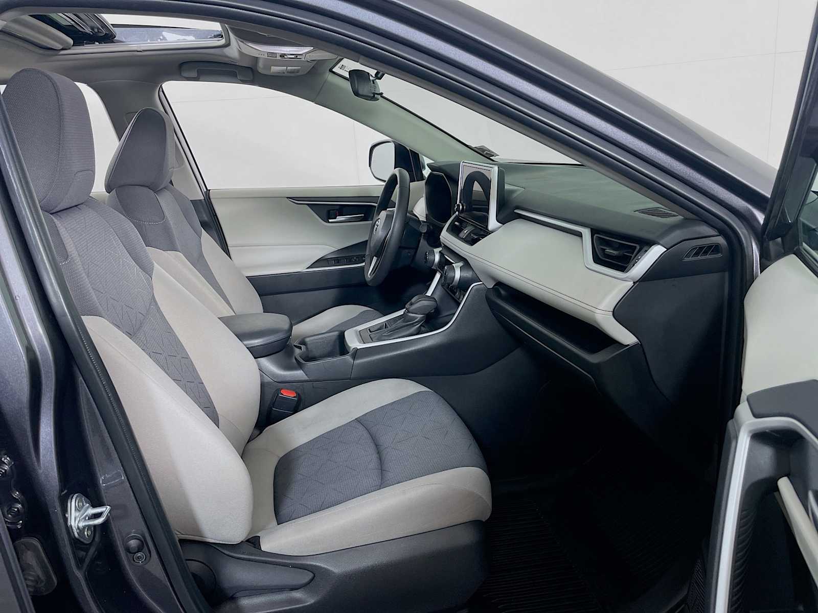 2024 Toyota RAV4 XLE photo 27