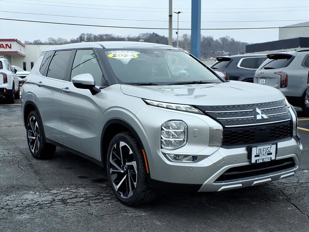 2024 Mitsubishi Outlander SE's photo