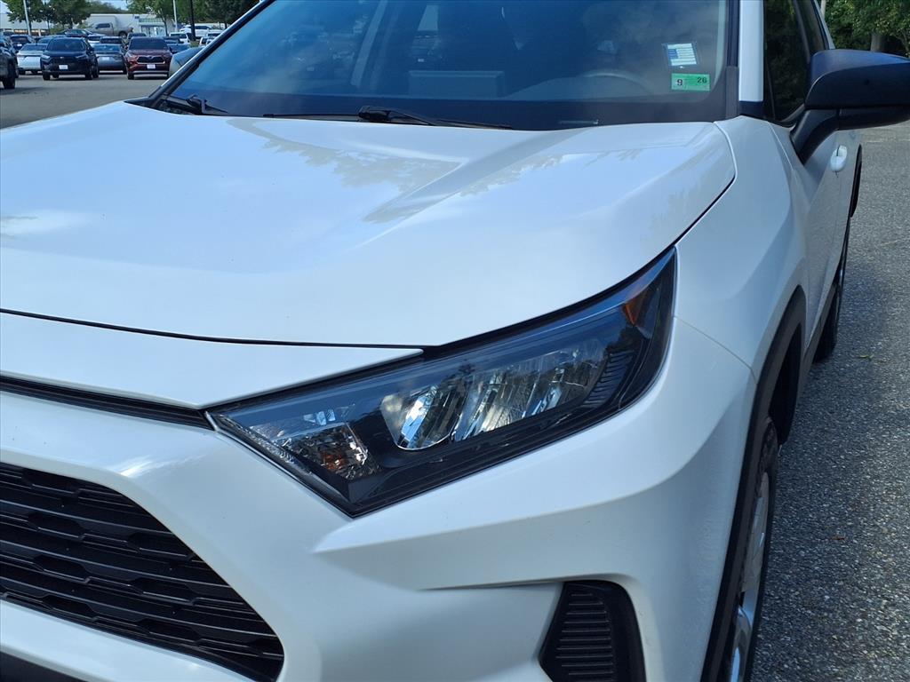 2022 Toyota RAV4 LE photo 3