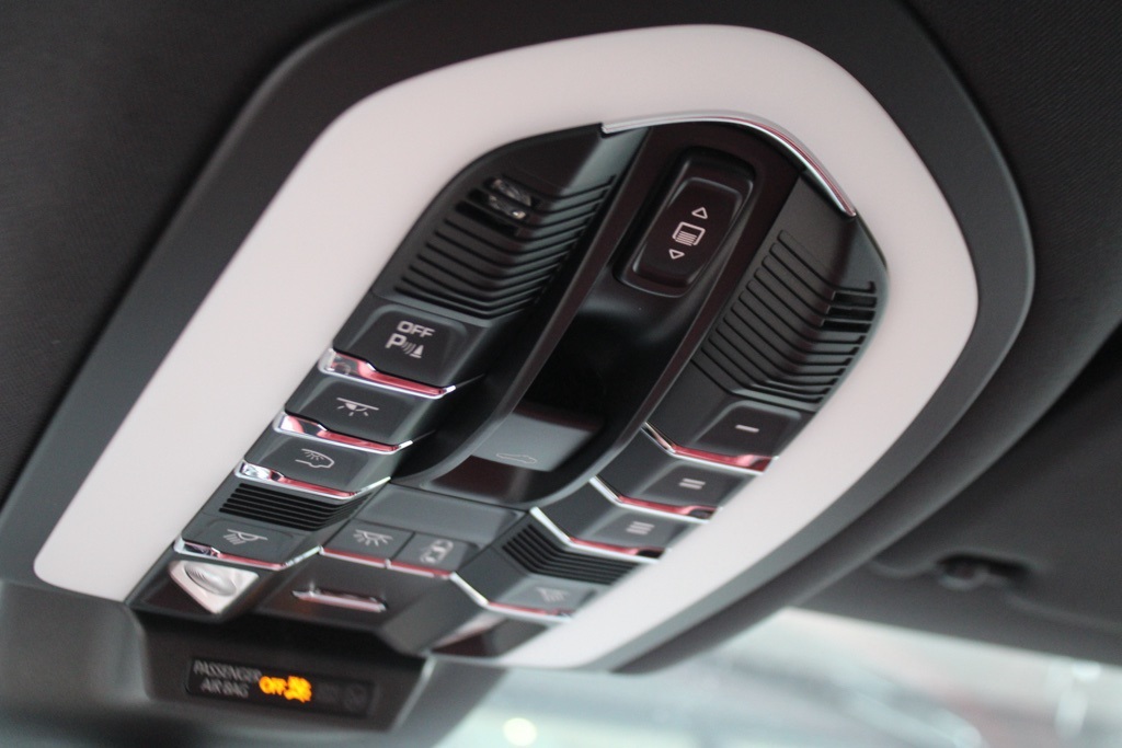 2025 Porsche Macan Base photo 30