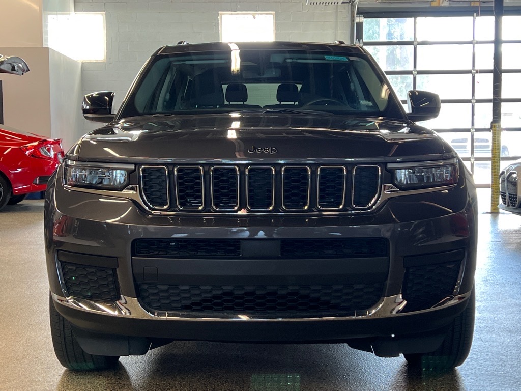 2023 Jeep Grand Cherokee Laredo photo 2