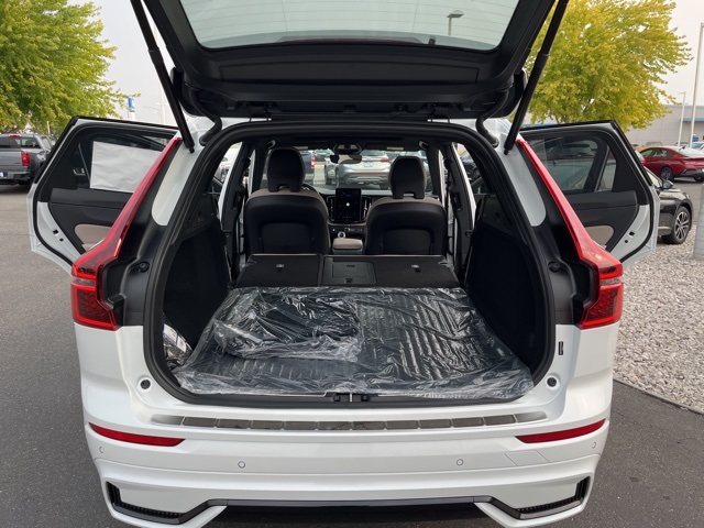 2026 Volvo XC60 B5 Plus photo 21