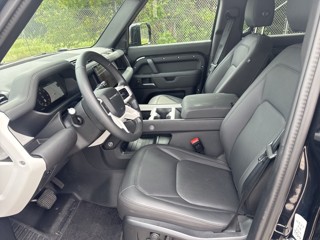 2025 Land Rover Defender 110 S photo 8