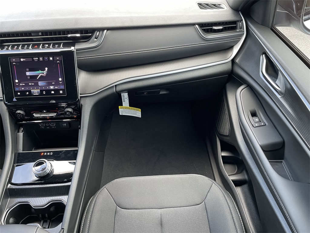 2025 Jeep Grand Cherokee Laredo X photo 11