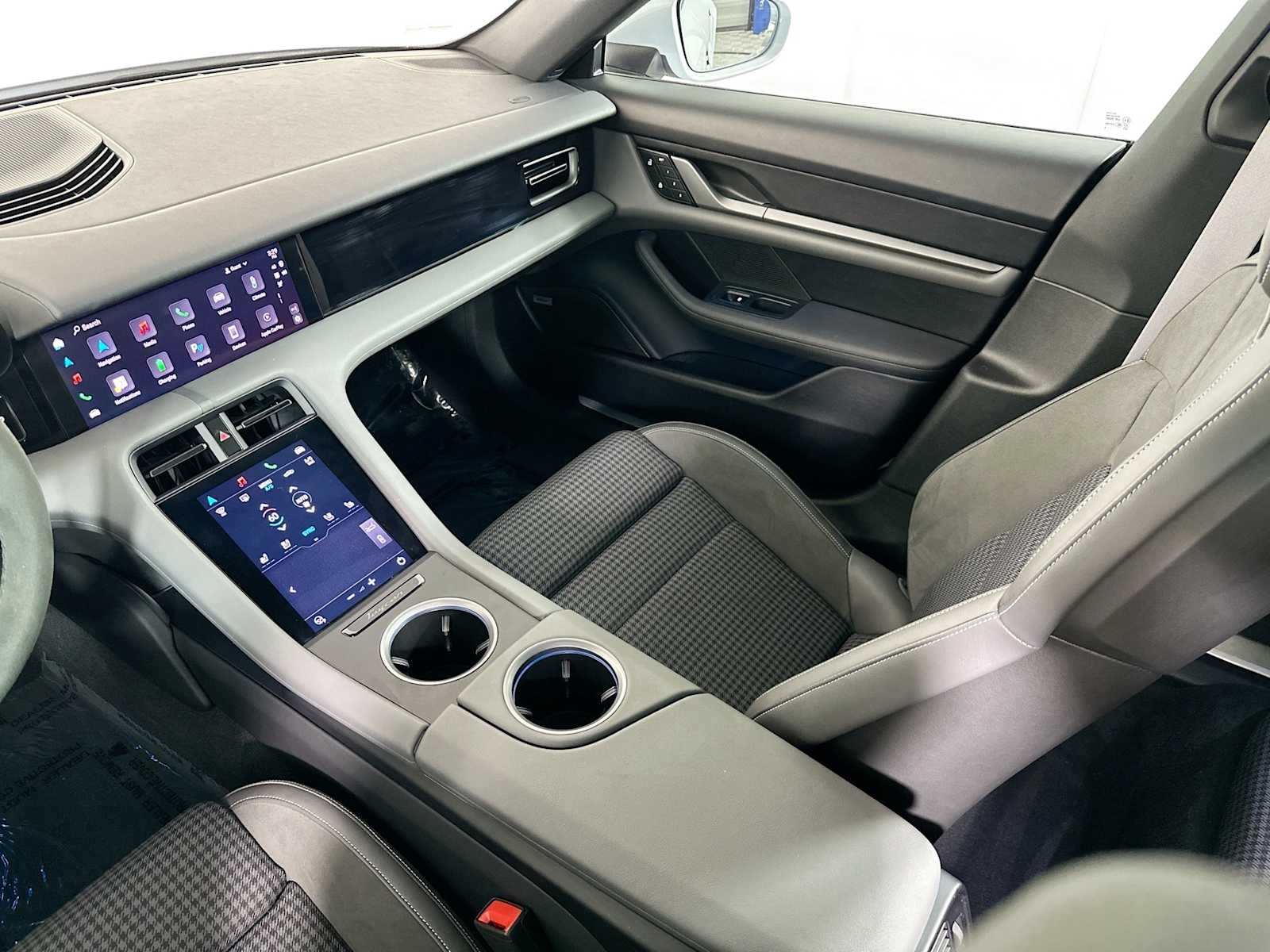 2025 Porsche Taycan photo 21