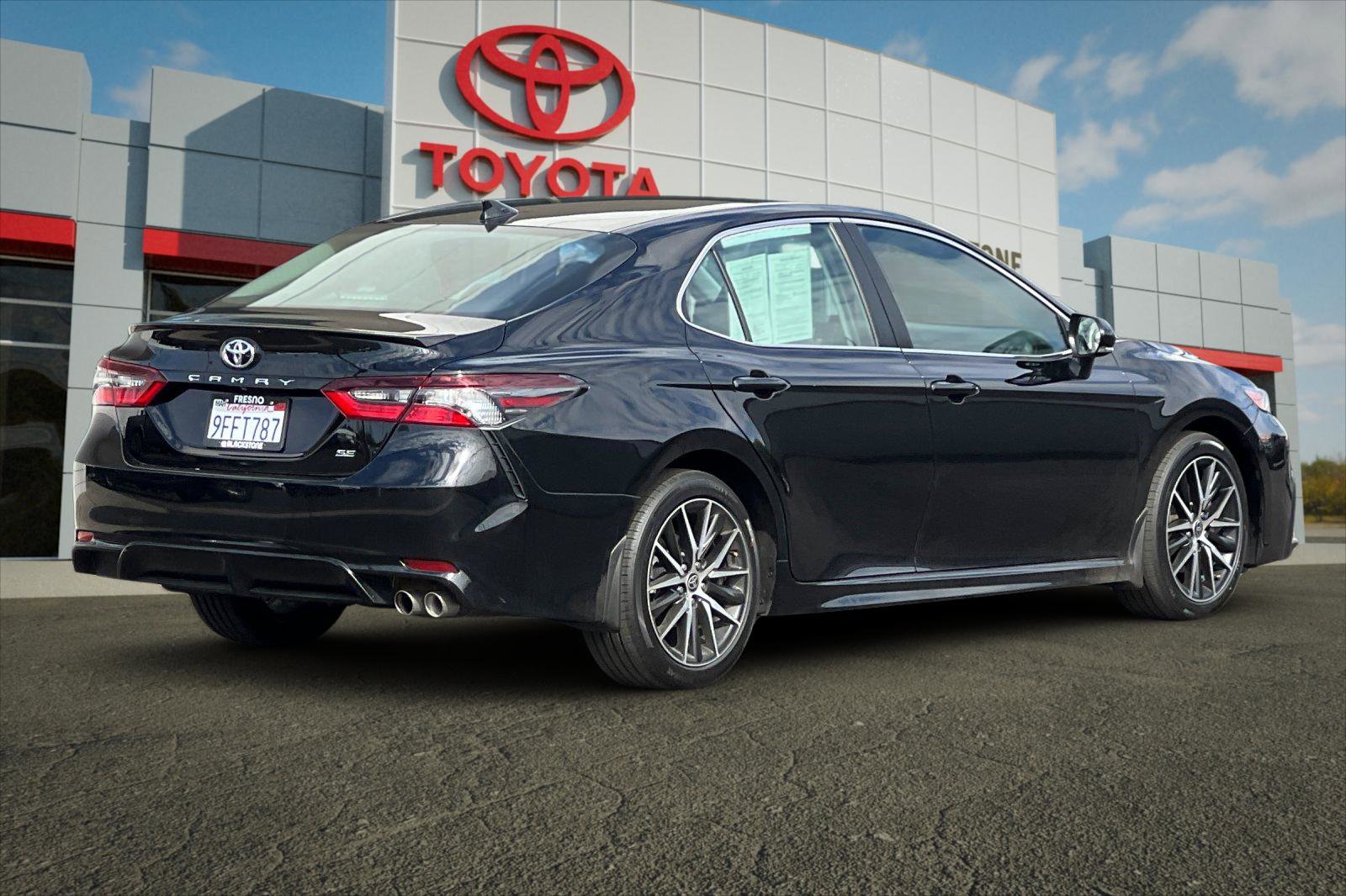 2023 Toyota Camry SE photo 3