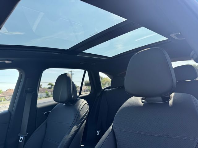 2025 Mercedes Benz GLC 300 photo 4