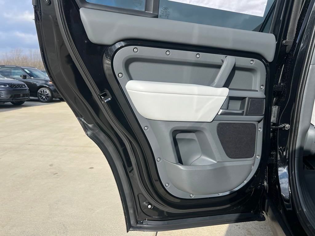 2025 Land Rover Defender 130 X-Dynamic SE photo 4