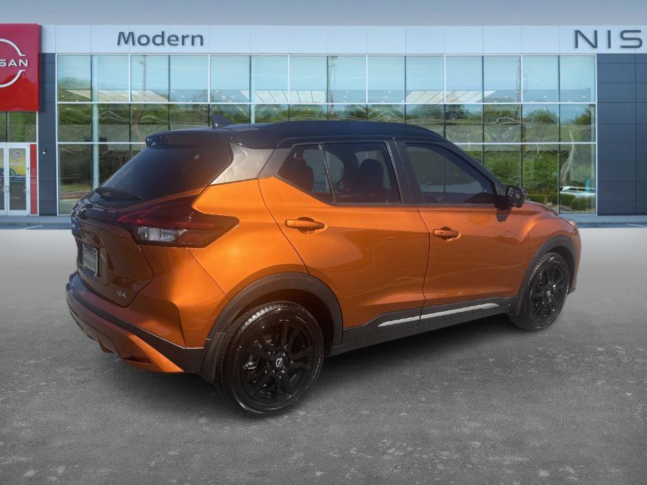 2023 Nissan Kicks SR photo 3