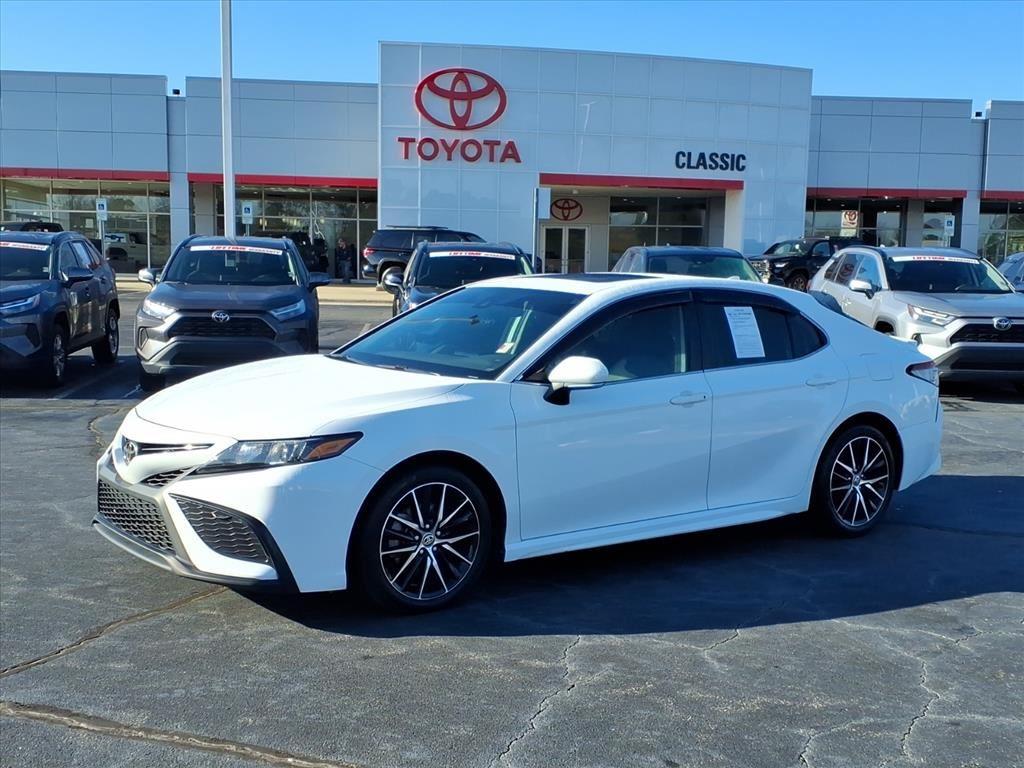 2021 Toyota Camry SE's photo