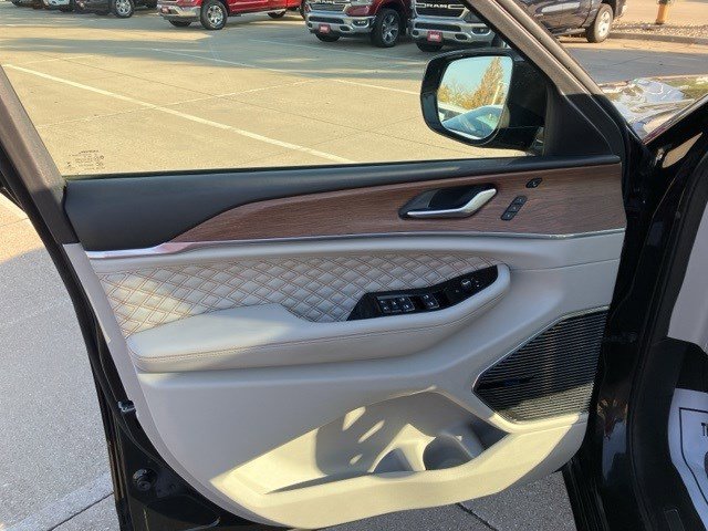 2022 Jeep Grand Cherokee Summit photo 8