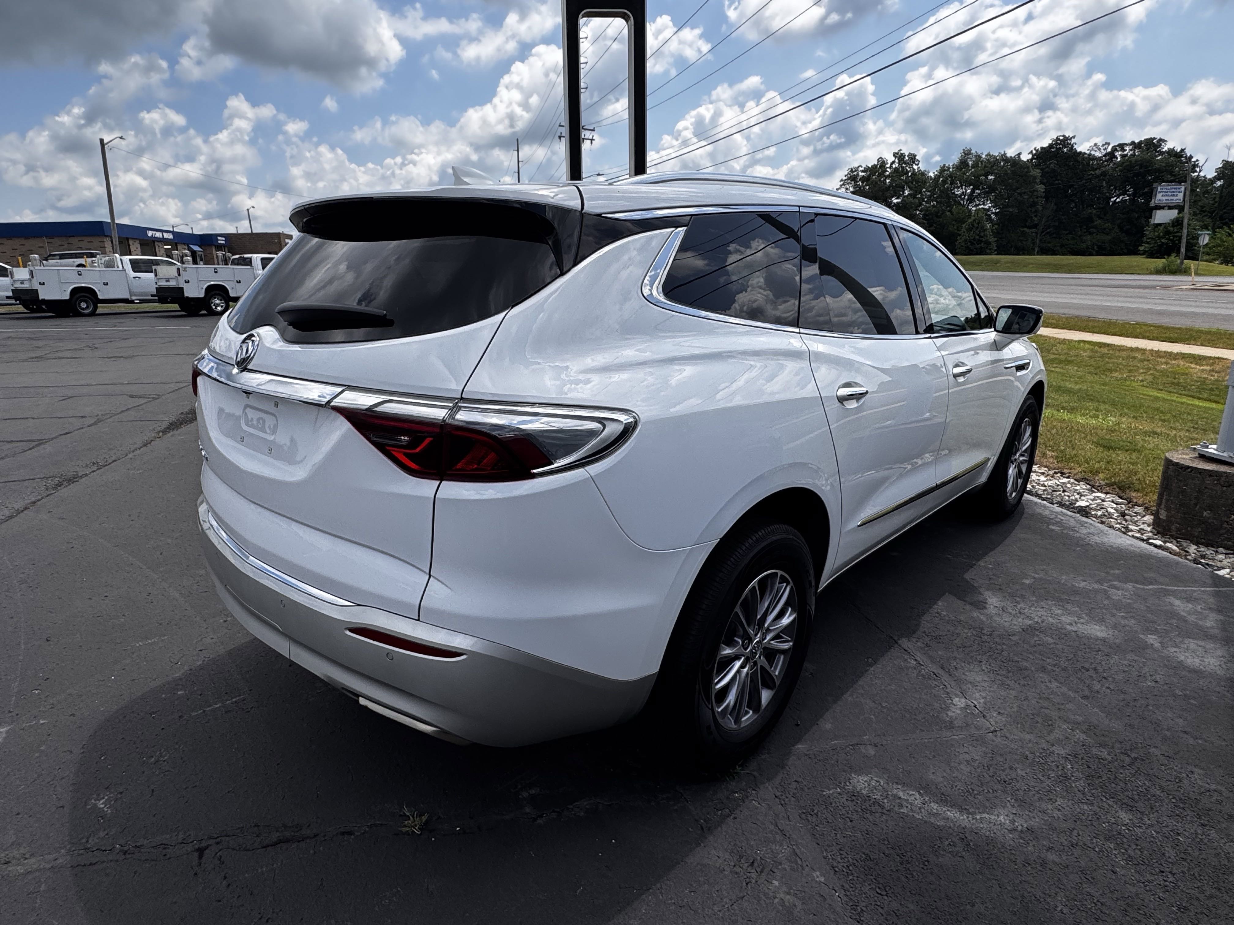 2023 Buick Enclave Essence photo 2