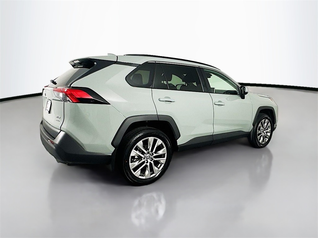 2023 Toyota RAV4 XLE Premium photo 7