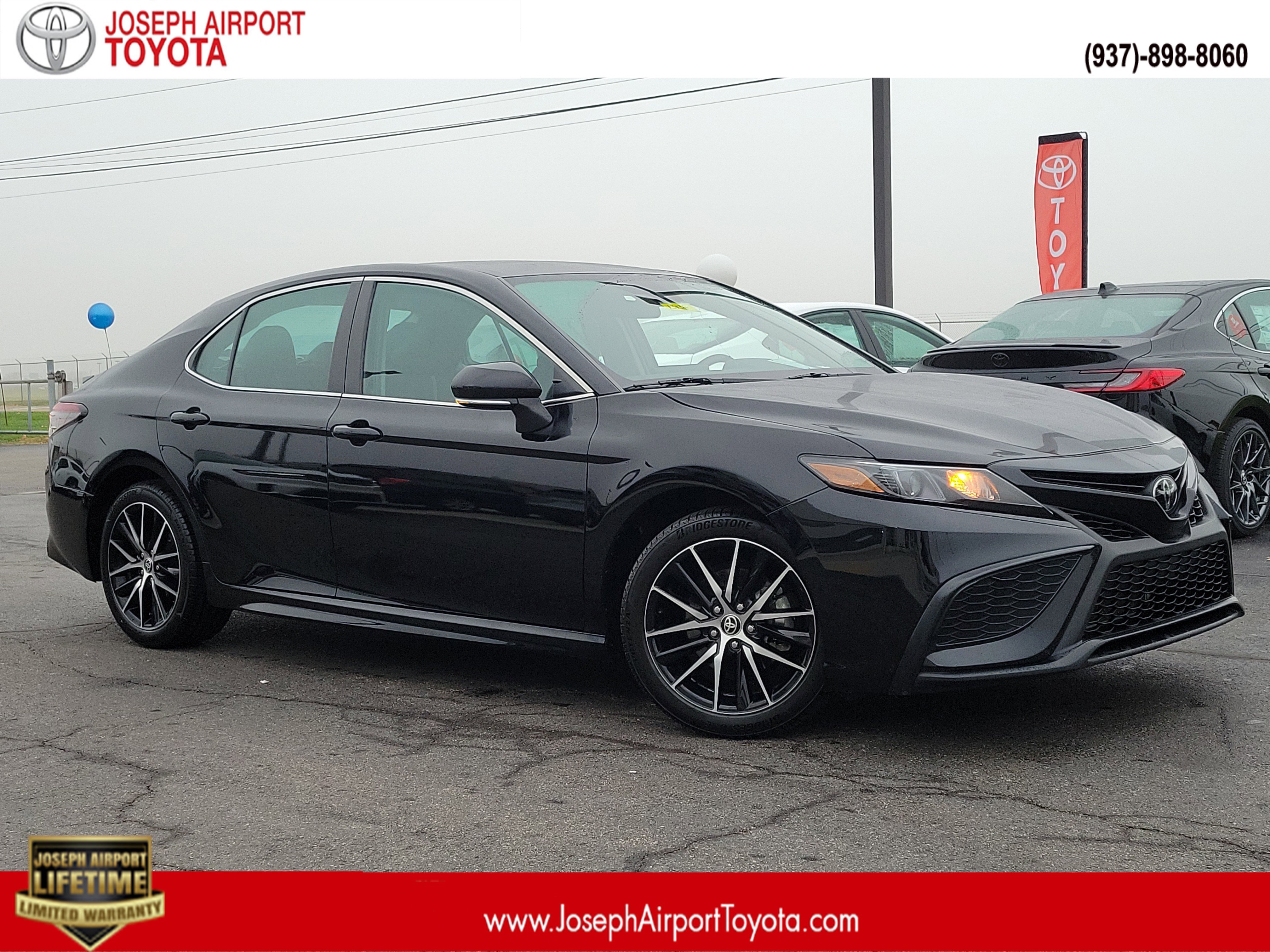 2024 Toyota Camry SE's photo