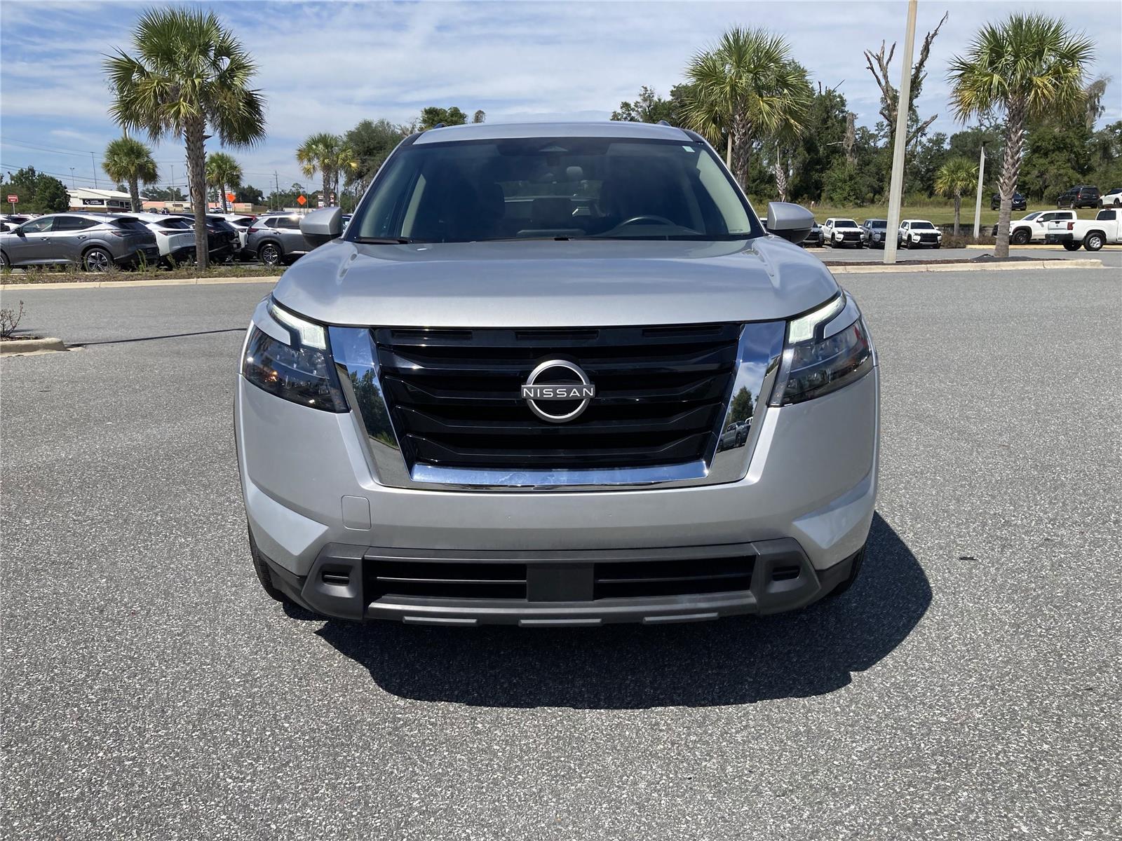 2024 Nissan Pathfinder LE photo 3
