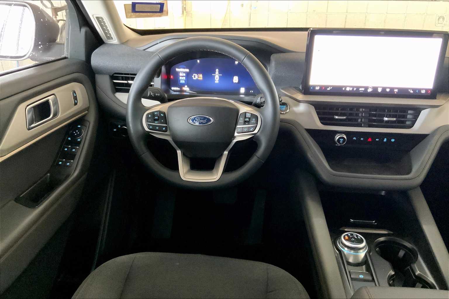 2025 Ford Explorer photo 5