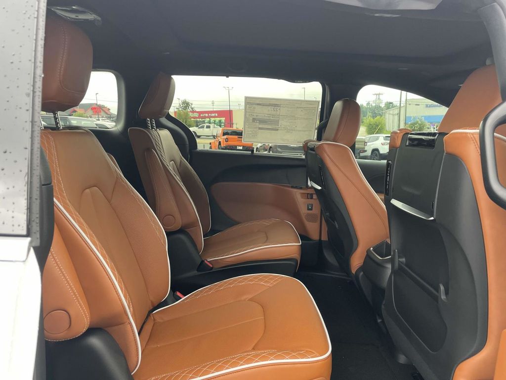 2026 Chrysler Pacifica Pinnacle photo 16