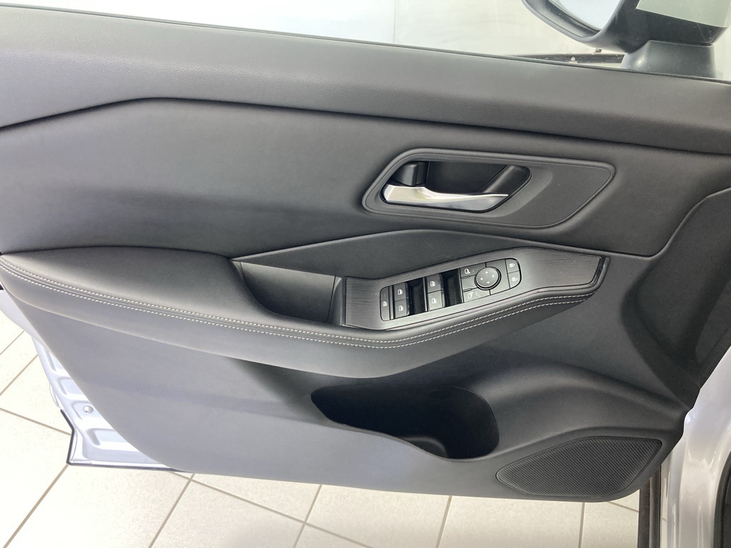 2024 Nissan Rogue SV photo 11