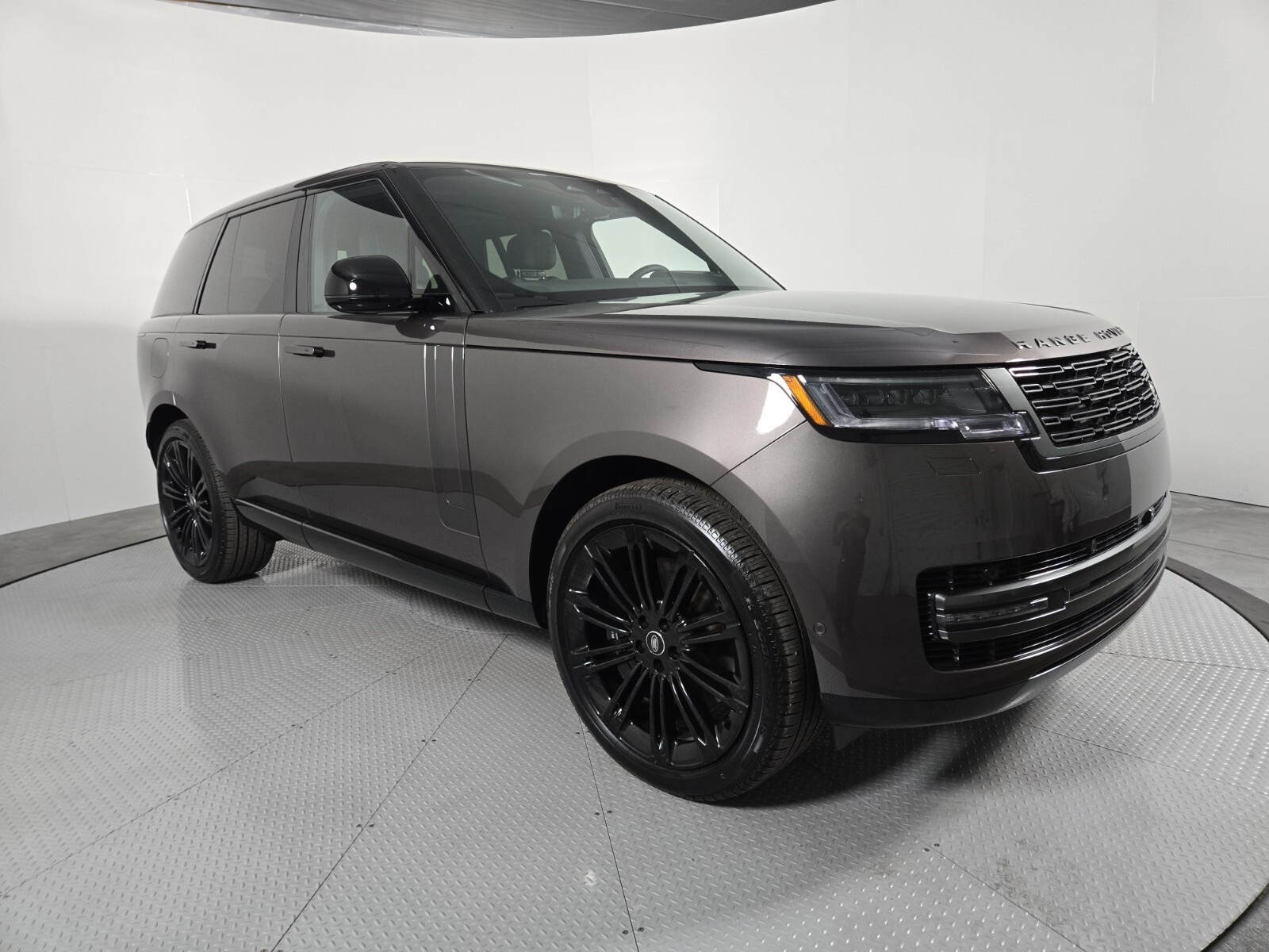 2025 Land Rover Range Rover SE photo 3