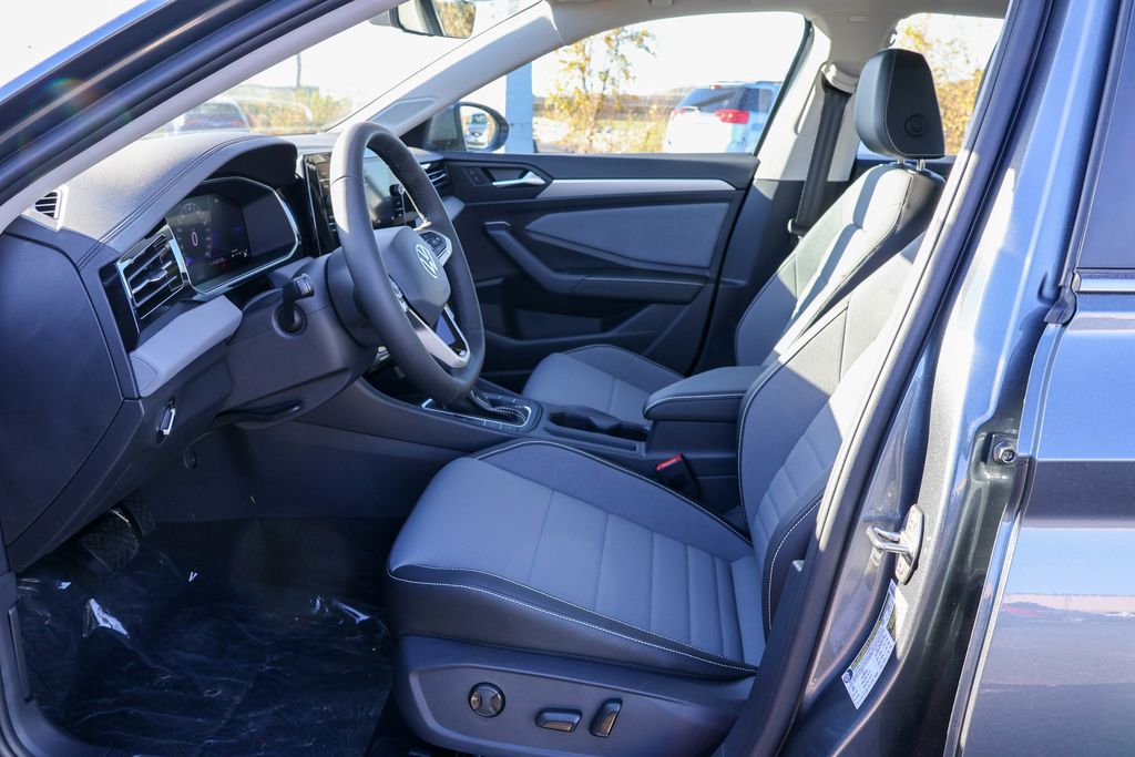 2025 Volkswagen Jetta 1.5T SE photo 2