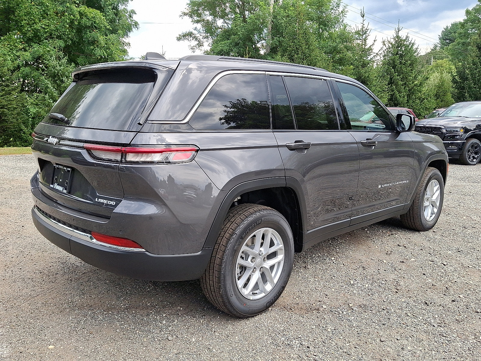 2025 Jeep Grand Cherokee Laredo photo 2