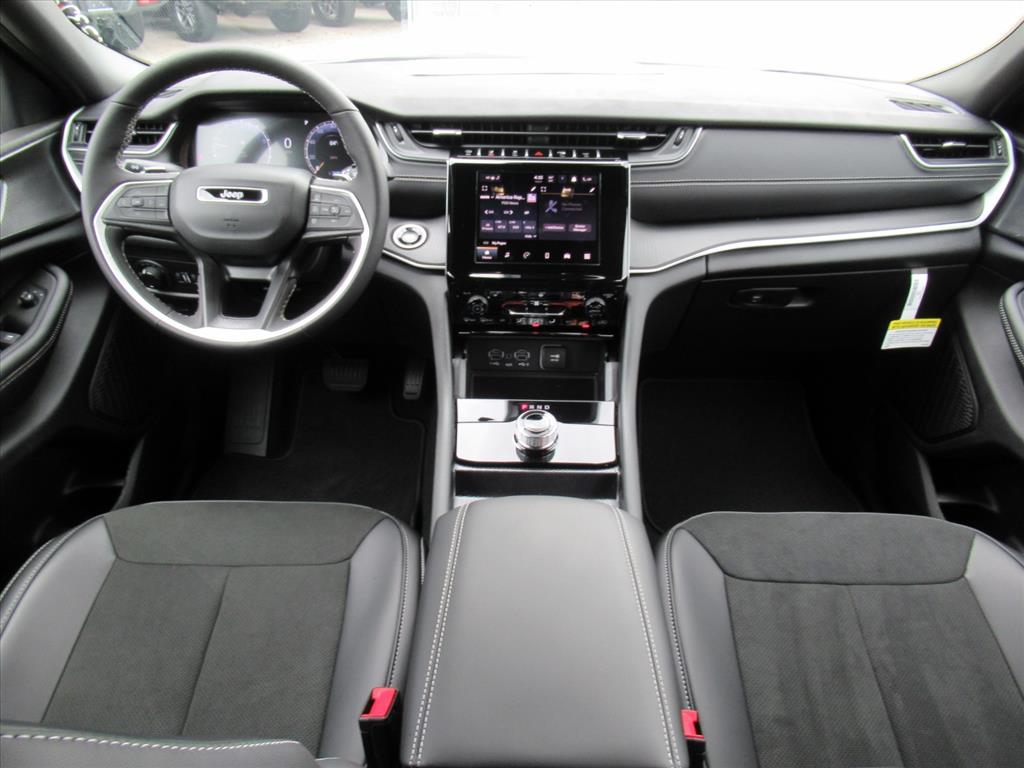 2025 Jeep Grand Cherokee Altitude photo 11