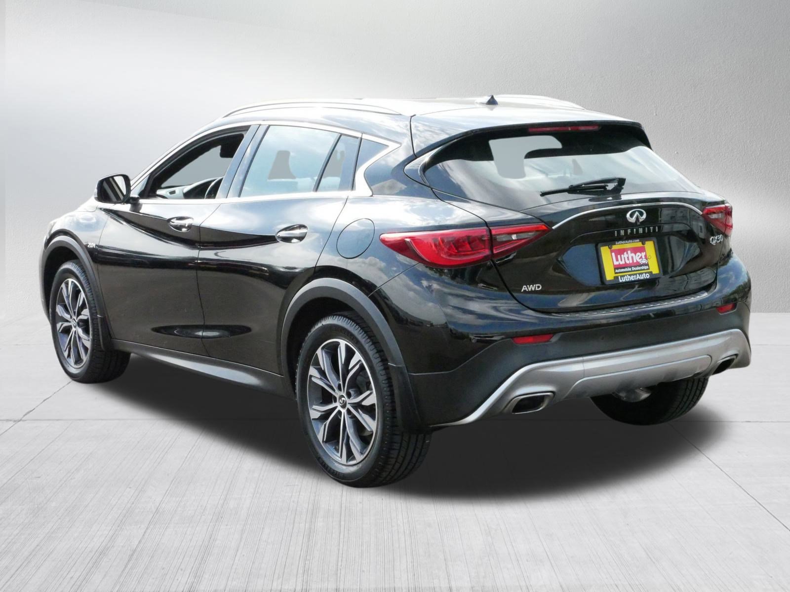 2017 Infiniti QX30 Premium photo 5