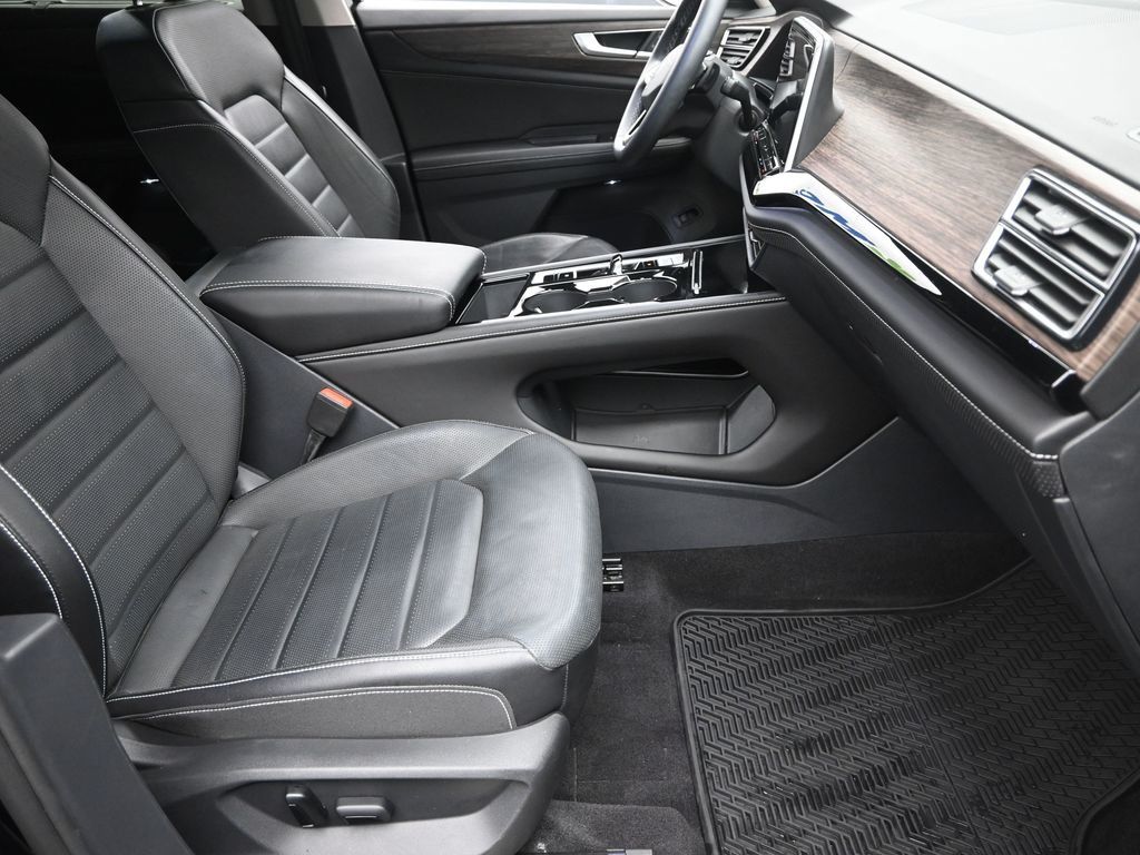 2024 Volkswagen Atlas SEL photo 5