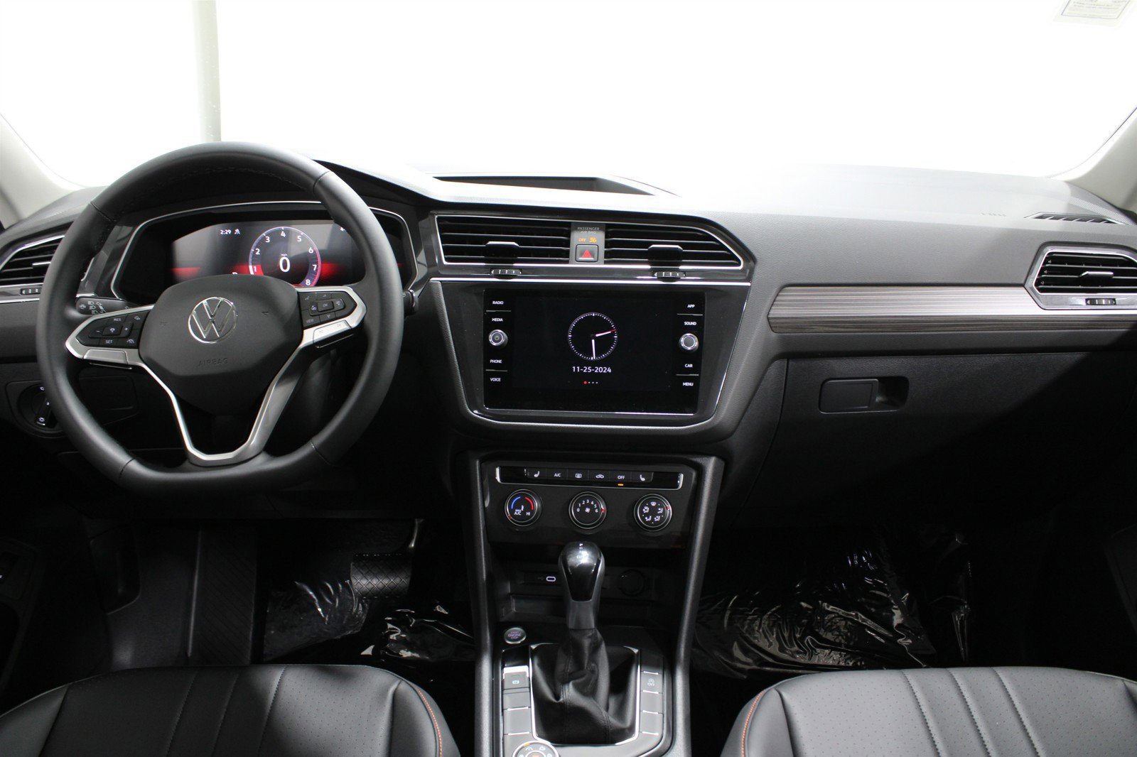 2024 Volkswagen Tiguan Wolfsburg Edition photo 2