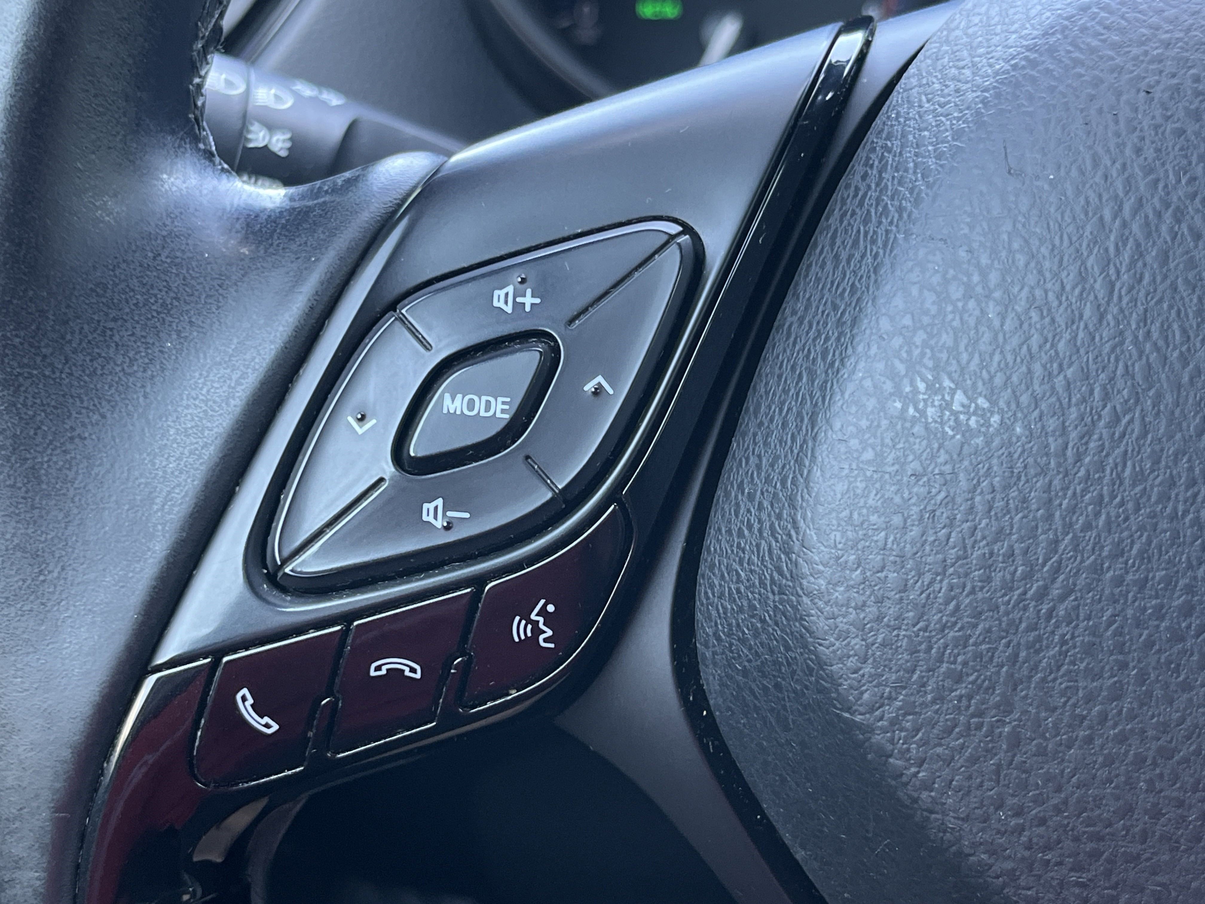 2018 Toyota C-HR XLE Premium photo 11