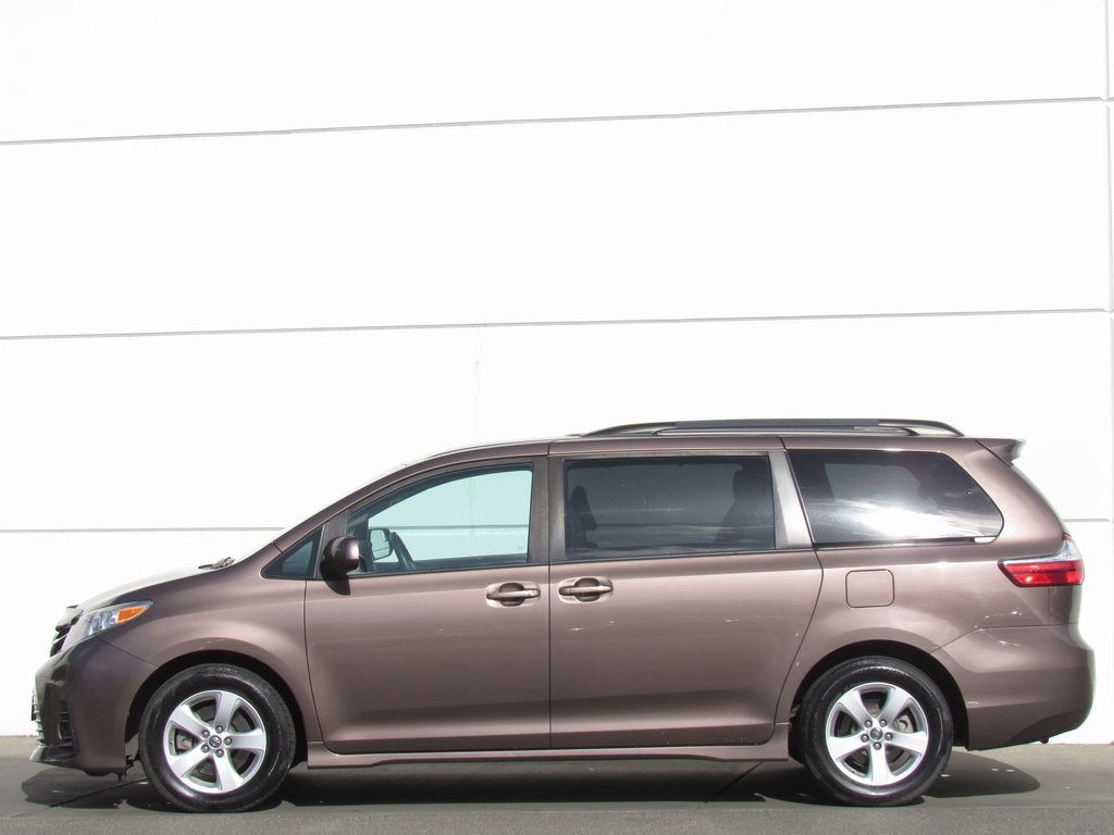 2019 Toyota Sienna LE photo 4