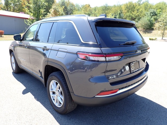 2023 Jeep Grand Cherokee Laredo photo 2