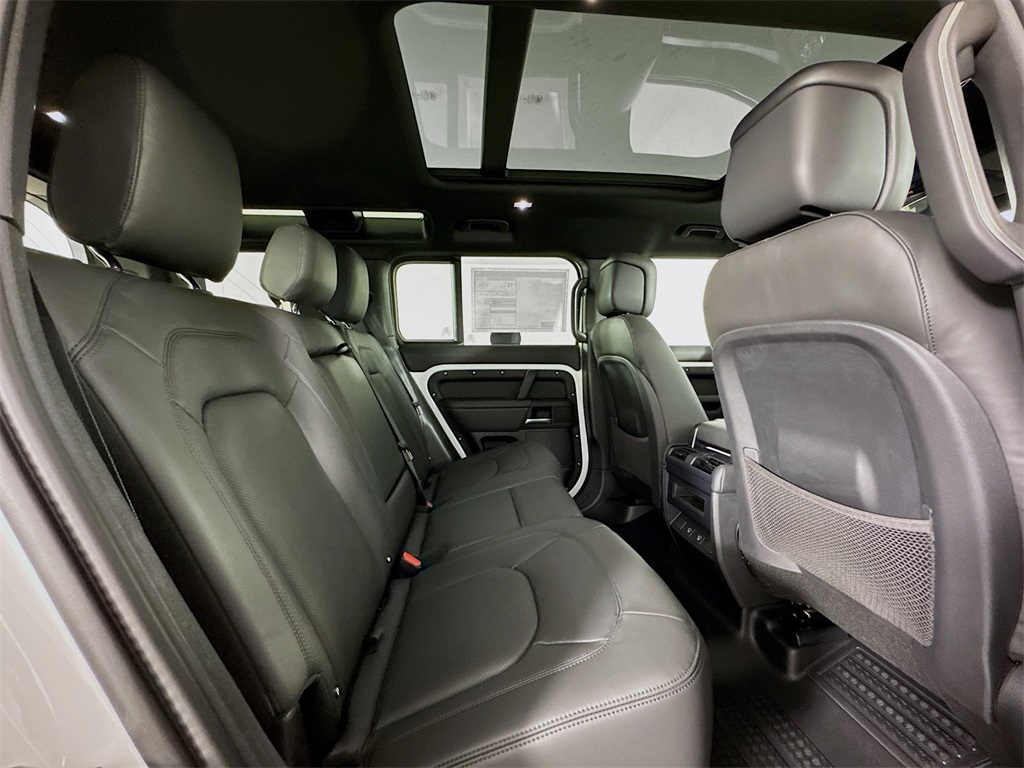 2025 Land Rover Defender 110 S photo 26