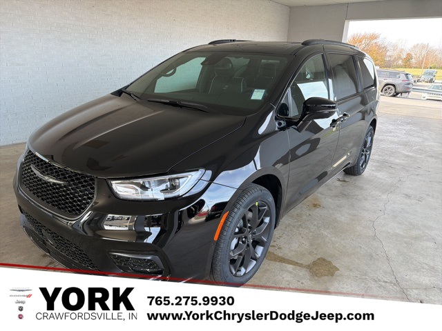 2026 Chrysler Pacifica Limited's photo