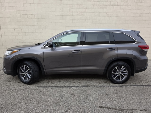 2017 Toyota Highlander SE photo 2