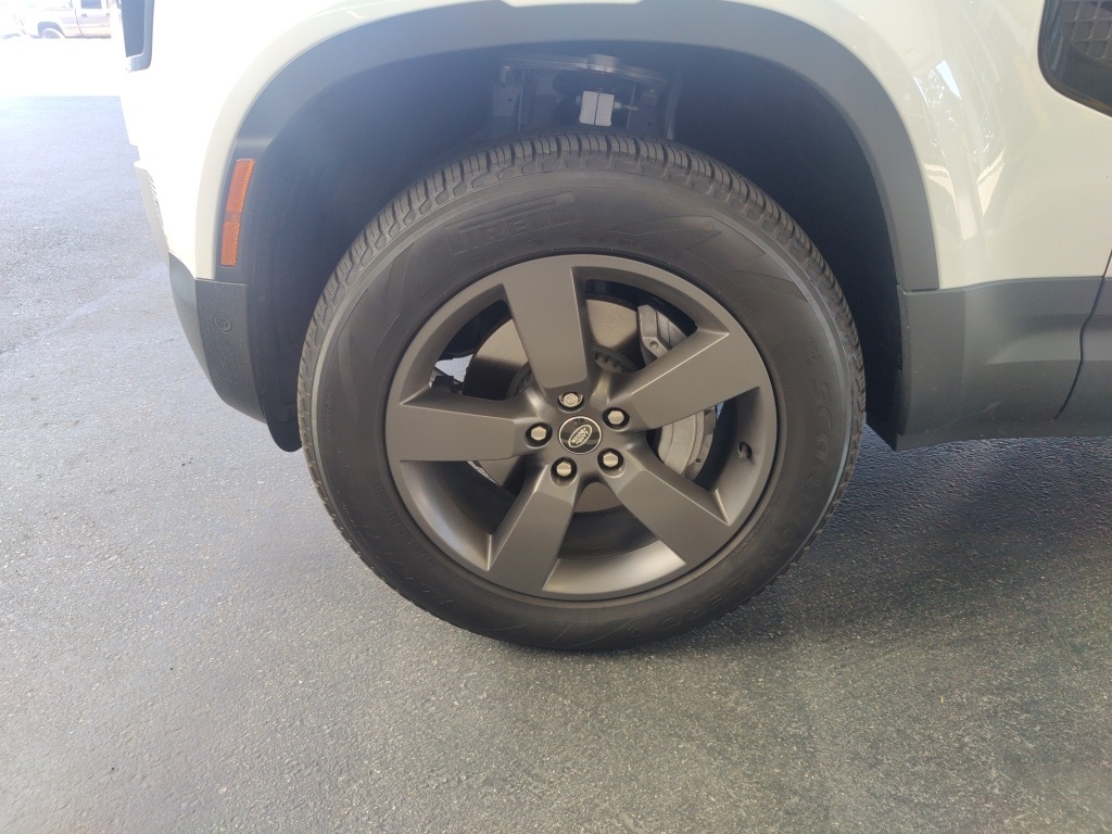 2025 Land Rover Defender 110 photo 4