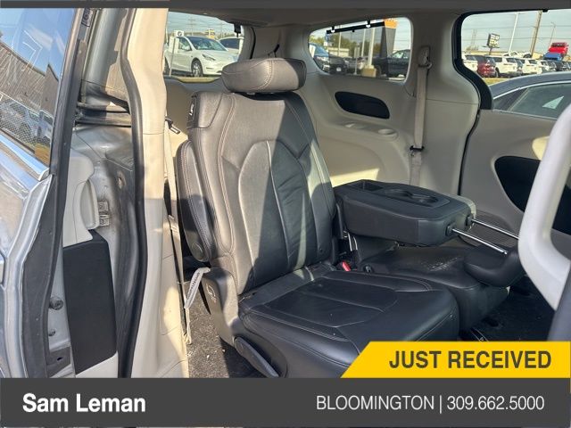 2017 Chrysler Pacifica Touring L photo 3
