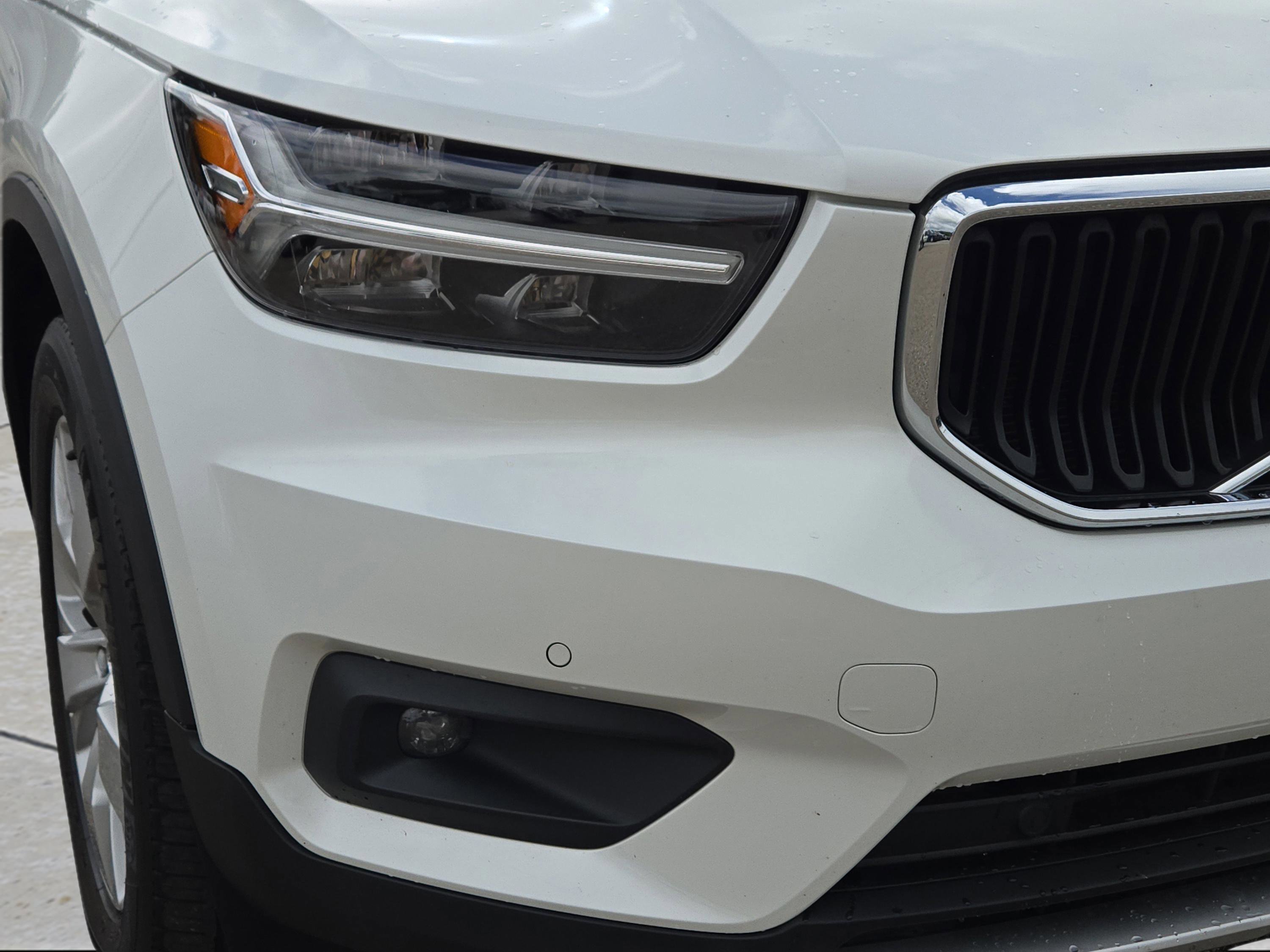 2022 Volvo XC40 Momentum photo 3