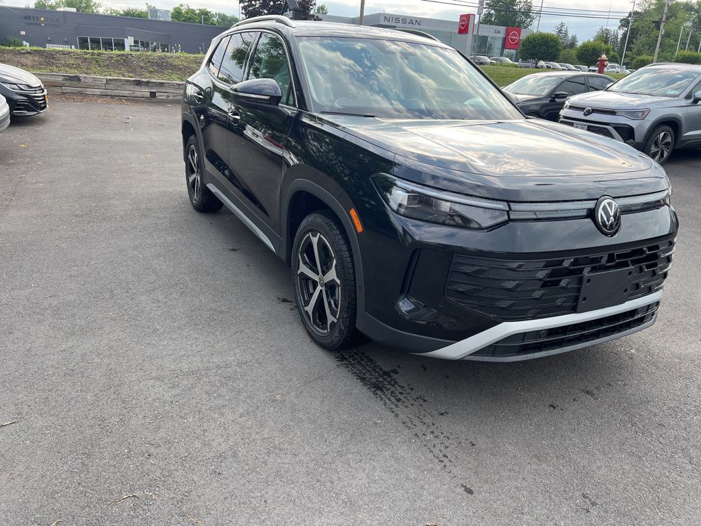 2025 Volkswagen Tiguan SE photo 3