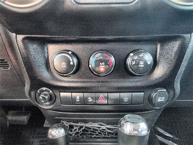 2017 Jeep Wrangler Unlimited Sahara photo 18