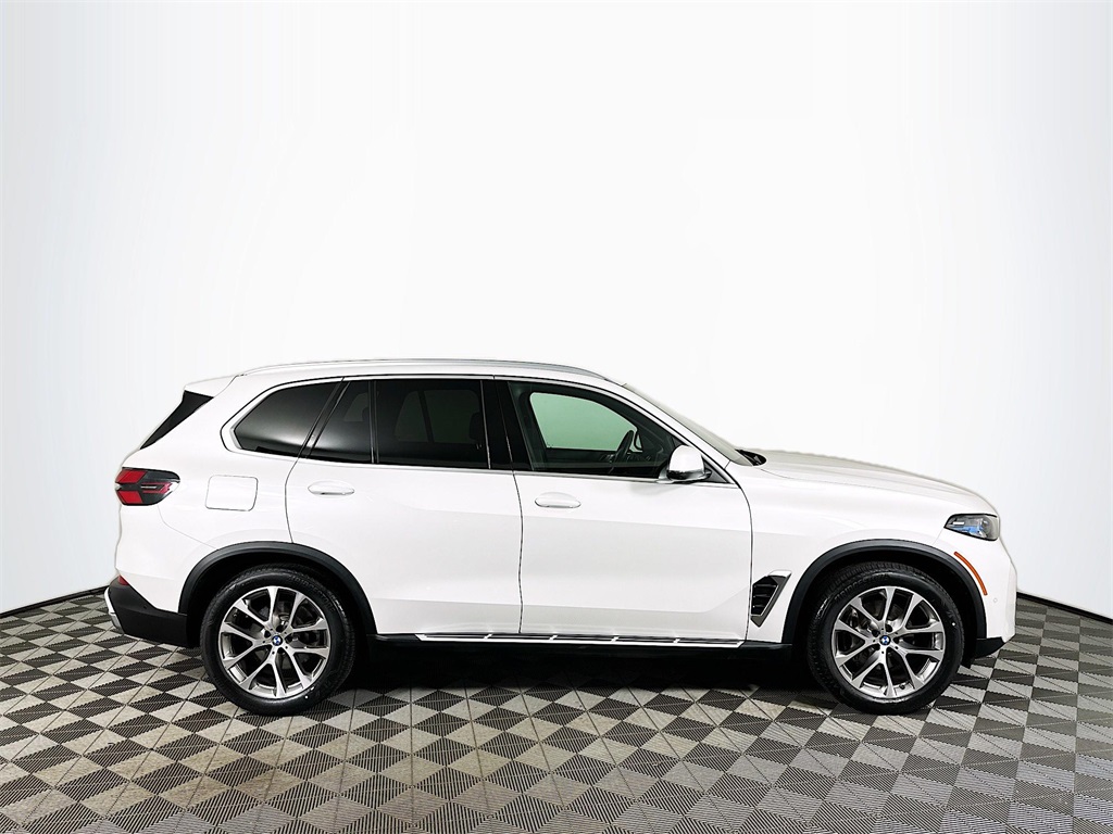 Used 2024 Mineral White Metallic BMW xDrive40i image 4