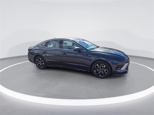 2025 Hyundai Sonata SEL photo 2
