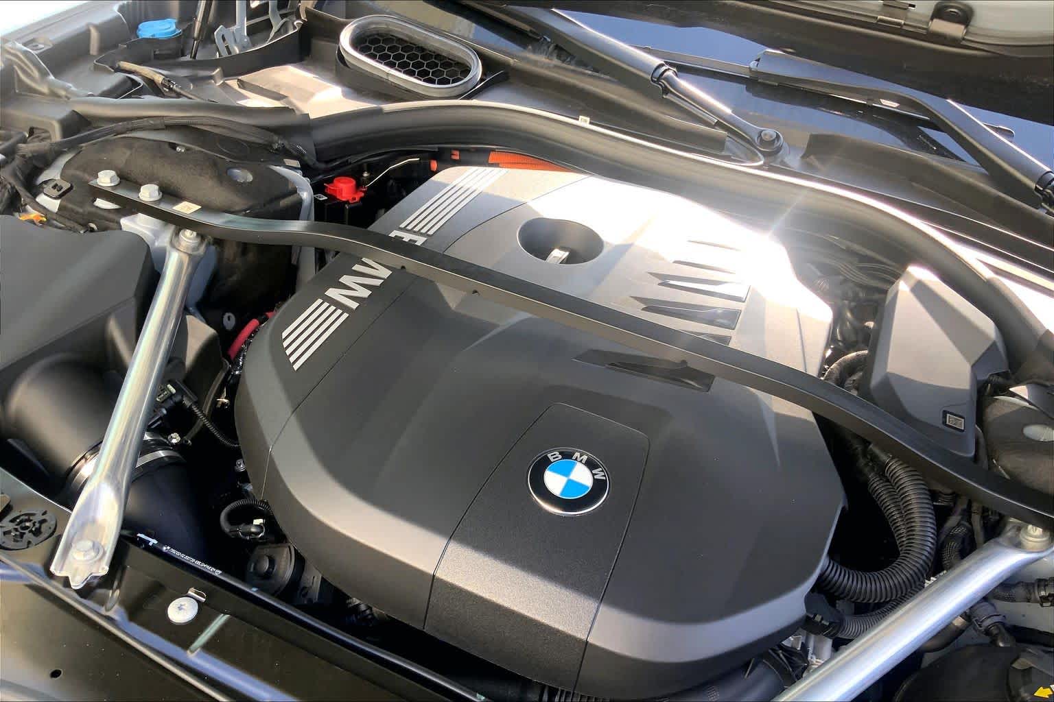 2025 BMW 7 Series 750e - Photo 32