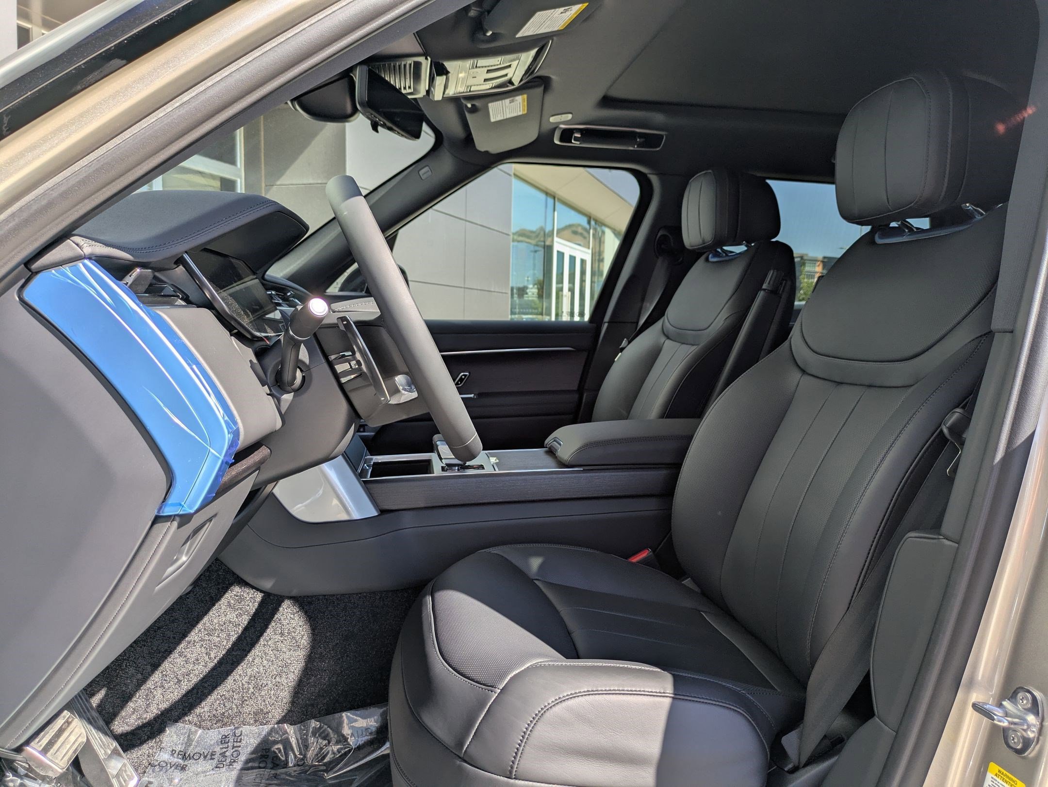 2025 Land Rover Range Rover SE photo 11