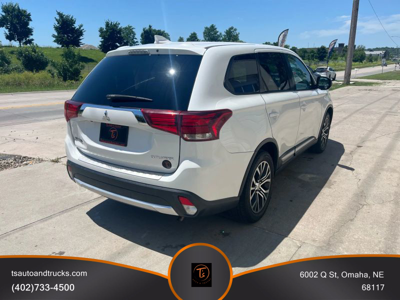 2017 Mitsubishi Outlander ES photo 5