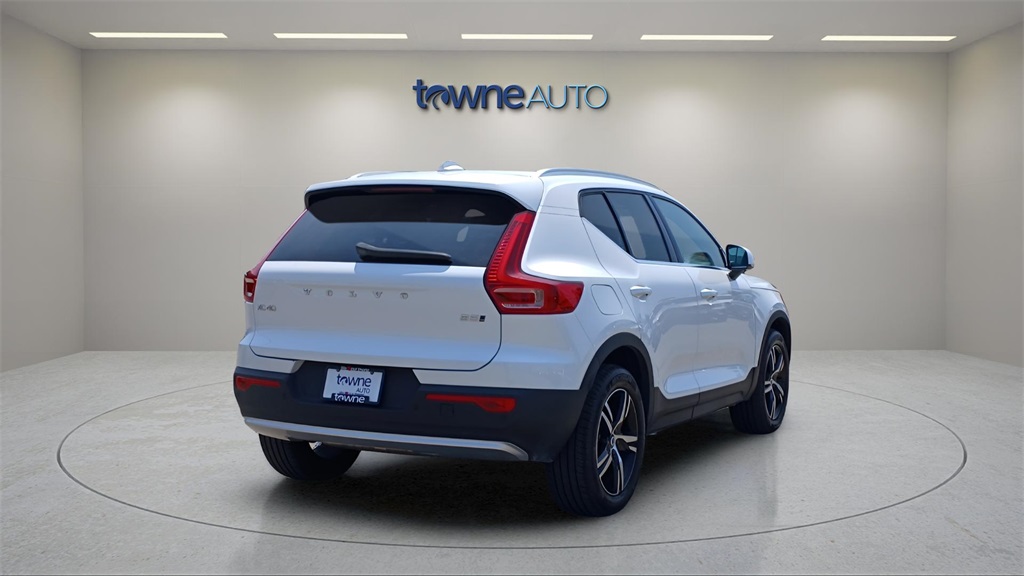 2025 Volvo XC40 Core photo 5